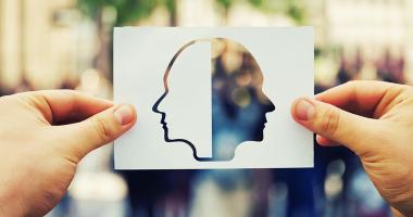 Esténcil de silueta de una cabeza sobrepuesto en una escena de personas caminando