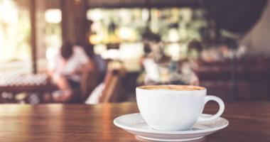 Taza de café en una cafetería