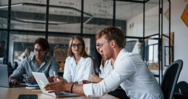 Grupo de personas trabajando en su misión y visión