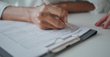 Agente junto a su cliente revisando el compliance en seguros de salud 