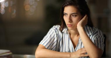 Mujer pensando en cómo mejorar la autoestima.