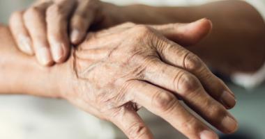 Mujer con síntomas de Parkinson
