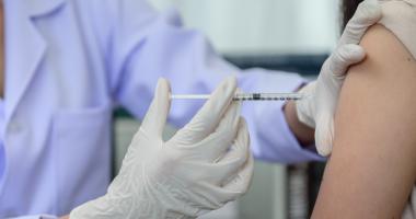 Mujer vacuna en jornada de medicina preventiva