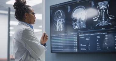 Mujer realiza investigaciones sobre la neurociencia y las neuroventas 