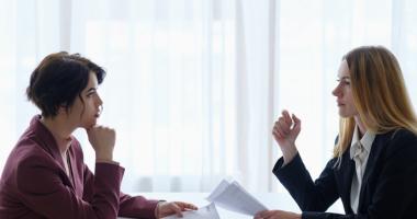 Dos mujeres de negocio en medio de una negociación