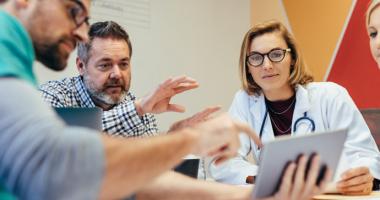 grupo de personas usando big data
