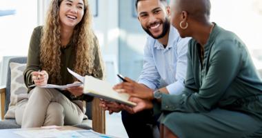 personas reunidas para evaluar un programa de wellness