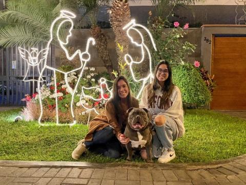 Milagro en casa junto a su familia y la mascota.